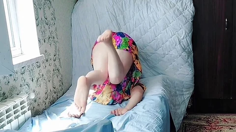 Shemale teddy Crossdresserkitty si gode un grande cumshot mentre guarda del porno caldo