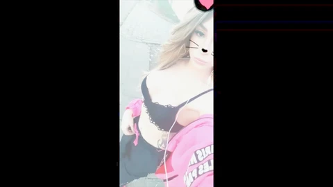 Shemale dans la rue se faisant plaisir