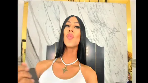 Bellezza esotica e ingenua in webcam